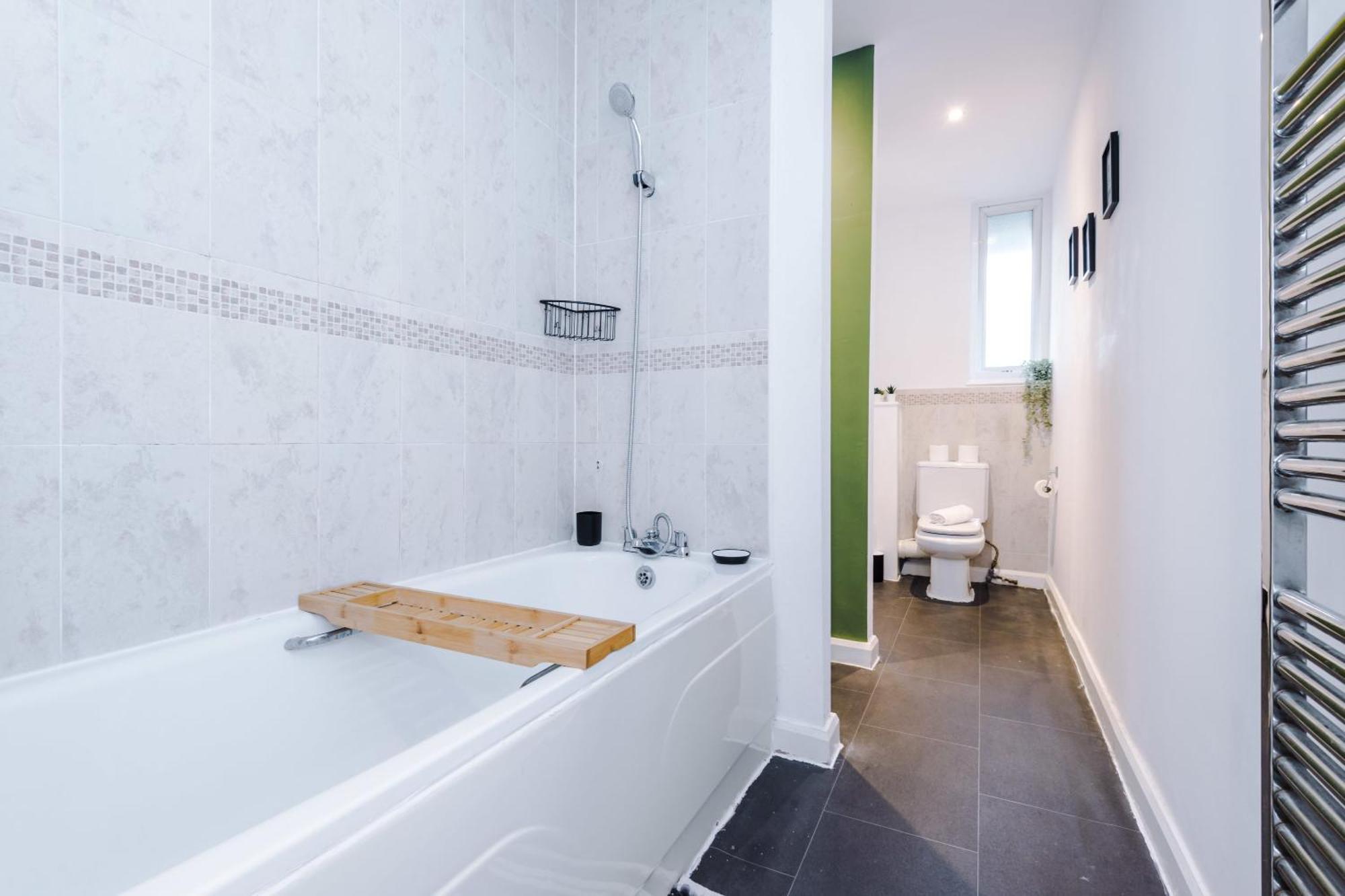 Vila Rest&Recharge At A Spacious Townhouse By The Etihad Manchester Exteriér fotografie